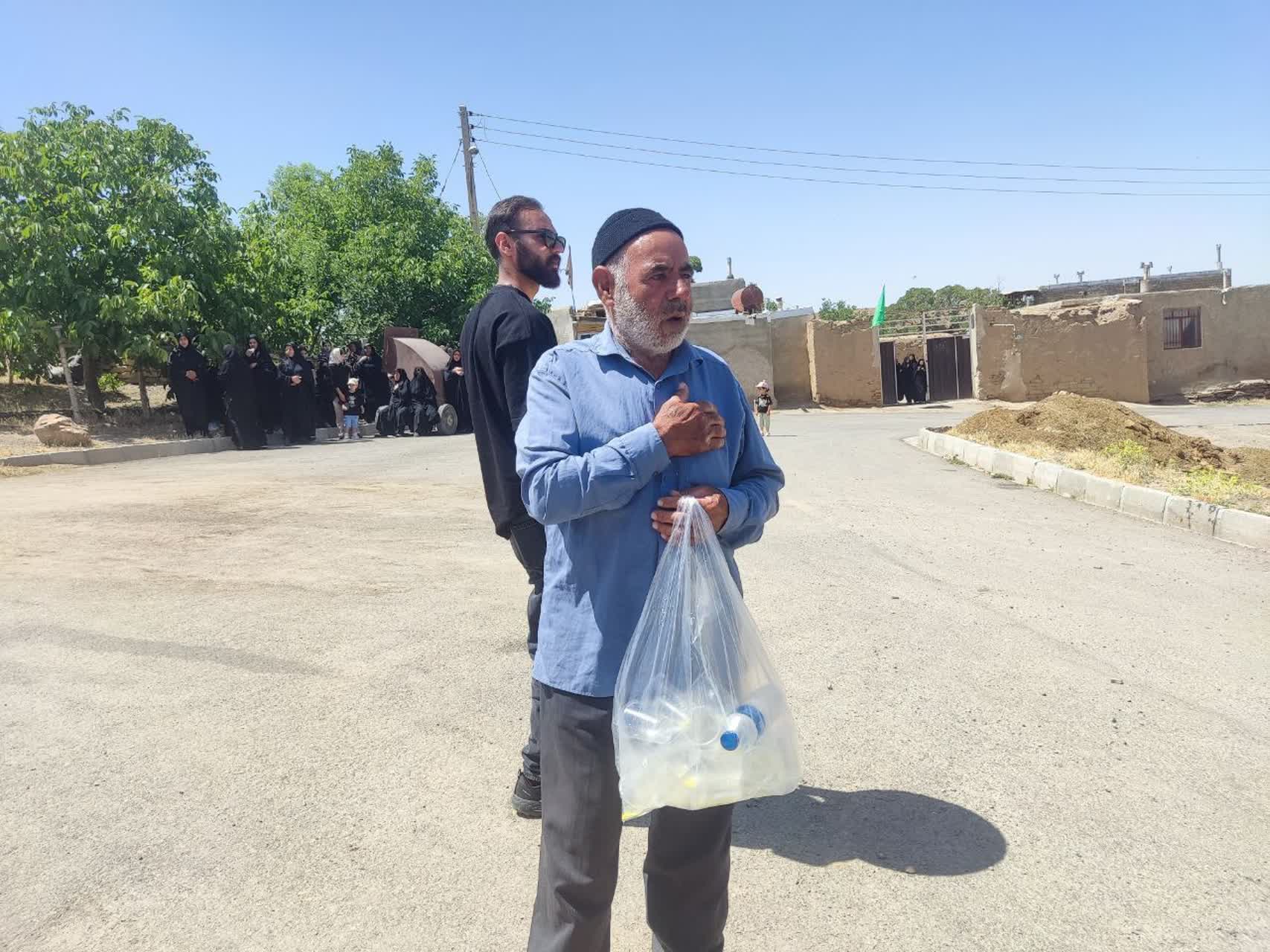 تلاش برای حفظ پاکی زمین حتی در روز عاشورا